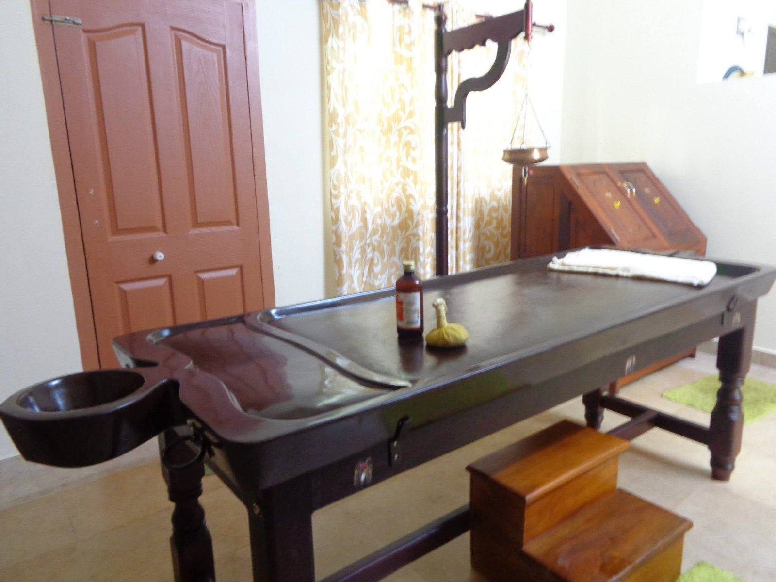 Ayurveda treatment room with Droni table